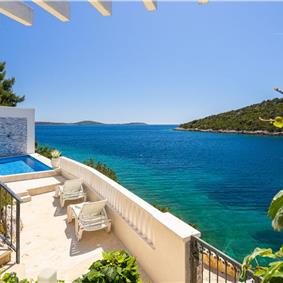 6 Bedroom Waterfront Villa with Pool in Uvala Ljubljeva near Trogir, Sleeps 12-13